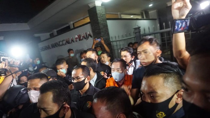 Djoko Tjandra tiba dari Malaysia di Bandara Halim Perdanakusuma, berbaju oranye dan digiring Kabareskrim Komjen Listyo Sigit Prabowo