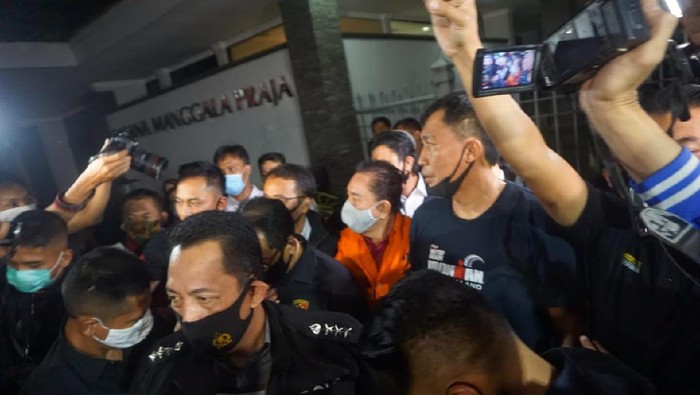 Djoko Tjandra tiba dari Malaysia di Bandara Halim Perdanakusuma, berbaju oranye dan digiring Kabareskrim Komjen Listyo Sigit Prabowo