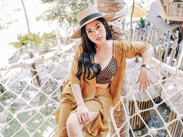 Elvia Cerolline, mantan Billy Syahputra