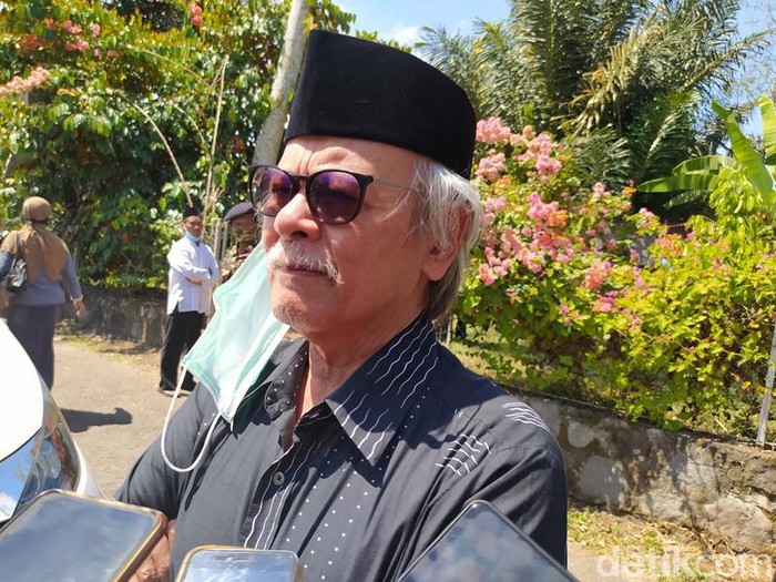 Erry Riyana Hardjapamekas saat ditemui di rumah duka Ajip Rosidi.