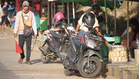 Selain bisa melepas dahaga, traveler juga dapat melenturkan otot-otot kaki dan berselonjoran kali di atas tikar yang disediakan oleh para penjual es cincau. (Wisma Putra/detikcom)