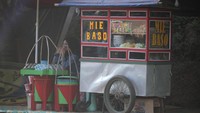 Tak hanya bisa menikmati es cincau, di kawasan Taman Asmaul Husna Cianjur ini, kalian juga bisa menikmati semangkuk bakso hanya dengan merogoh kocek Rp 10 ribu saja. (Wisma Putra/detikcom)