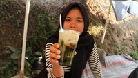 Hanya dengan uang Rp 5 ribu, kita sudah bisa mendapatkan segelas es cincau segar, plus manisnya gula aren yang menambah kenikmatan minuman tradisional khas ini. (Wisma Putra/detikcom)