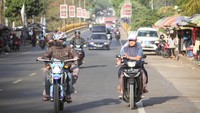 Di musim mudik, para pedagang bisa meraup untung banyak. Para pedagang es cincau ini bergantung pada banyaknya kendaraan yang melintas dan beristirahat di kawasan tersebut. (Wisma Putra/detikcom)