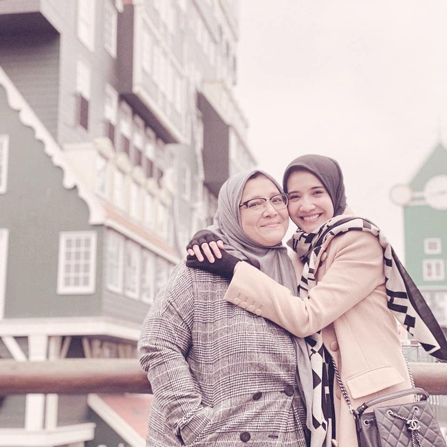 Mark Sungkar dan Fanny Bauty bercerai saat usia mereka sudah sama-sama paruh baya. Orangtua Shireen Sungkara dan Zaskia Sungkar ini resmi berpisah setelah 22 tahun menikah. Perbedaan pandangan dalam mendidik anak disebut sebagai salah satu penyebab perceraian mereka. Foto: Instagram