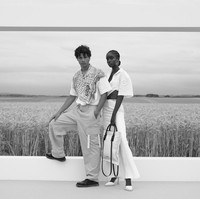 Keindahan fashion show koleksi spring/summer 2021 Jacquemus di tengah landang gandum yang lokasinya berjarak satu jam perjalanan dari kota Paris, Prancis. Fashion show yang digelar di tengah pandemi Corona ini dihadiri para tamu yang menonton dengan tetap menjaga jarak. Foto: Pascal Le Segretain / Getty Images. (16/7/2020).