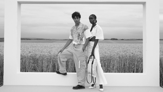 Keindahan fashion show koleksi spring/summer 2021 Jacquemus di tengah landang gandum yang lokasinya berjarak satu jam perjalanan dari kota Paris, Prancis. Fashion show yang digelar di tengah pandemi Corona ini dihadiri para tamu yang menonton dengan tetap menjaga jarak. Foto: Pascal Le Segretain / Getty Images. (16/7/2020).