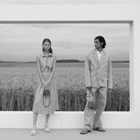 Keindahan fashion show koleksi spring/summer 2021 Jacquemus di tengah landang gandum yang lokasinya berjarak satu jam perjalanan dari kota Paris, Prancis. Fashion show yang digelar di tengah pandemi Corona ini dihadiri para tamu yang menonton dengan tetap menjaga jarak. Foto: Pascal Le Segretain / Getty Images. (16/7/2020).