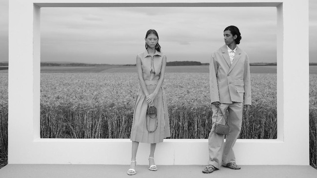 Keindahan fashion show koleksi spring/summer 2021 Jacquemus di tengah landang gandum yang lokasinya berjarak satu jam perjalanan dari kota Paris, Prancis. Fashion show yang digelar di tengah pandemi Corona ini dihadiri para tamu yang menonton dengan tetap menjaga jarak. Foto: Pascal Le Segretain / Getty Images. (16/7/2020).