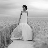 Keindahan fashion show koleksi spring/summer 2021 Jacquemus di tengah landang gandum yang lokasinya berjarak satu jam perjalanan dari kota Paris, Prancis. Fashion show yang digelar di tengah pandemi Corona ini dihadiri para tamu yang menonton dengan tetap menjaga jarak. Foto: Pascal Le Segretain / Getty Images. (16/7/2020).