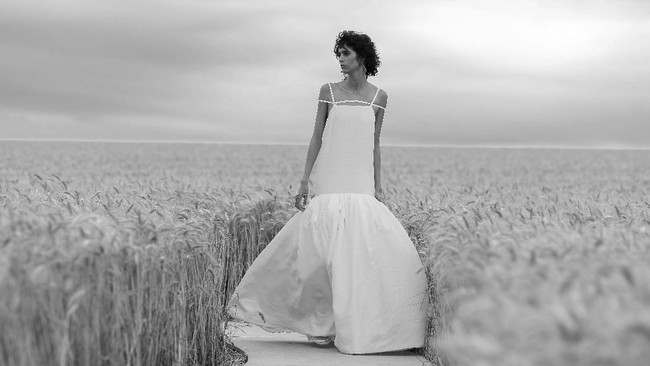 Keindahan fashion show koleksi spring/summer 2021 Jacquemus di tengah landang gandum yang lokasinya berjarak satu jam perjalanan dari kota Paris, Prancis. Fashion show yang digelar di tengah pandemi Corona ini dihadiri para tamu yang menonton dengan tetap menjaga jarak. Foto: Pascal Le Segretain / Getty Images. (16/7/2020).