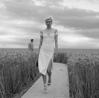 Keindahan fashion show koleksi spring/summer 2021 Jacquemus di tengah landang gandum yang lokasinya berjarak satu jam perjalanan dari kota Paris, Prancis. Fashion show yang digelar di tengah pandemi Corona ini dihadiri para tamu yang menonton dengan tetap menjaga jarak. Foto: Pascal Le Segretain / Getty Images. (16/7/2020).