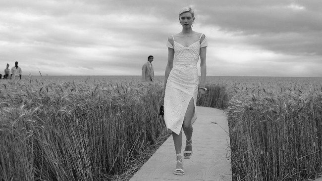 Keindahan fashion show koleksi spring/summer 2021 Jacquemus di tengah landang gandum yang lokasinya berjarak satu jam perjalanan dari kota Paris, Prancis. Fashion show yang digelar di tengah pandemi Corona ini dihadiri para tamu yang menonton dengan tetap menjaga jarak. Foto: Pascal Le Segretain / Getty Images. (16/7/2020).