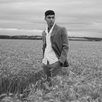 Keindahan fashion show koleksi spring/summer 2021 Jacquemus di tengah landang gandum yang lokasinya berjarak satu jam perjalanan dari kota Paris, Prancis. Fashion show yang digelar di tengah pandemi Corona ini dihadiri para tamu yang menonton dengan tetap menjaga jarak. Foto: Pascal Le Segretain / Getty Images. (16/7/2020).