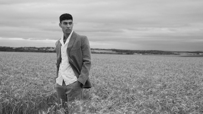 Keindahan fashion show koleksi spring/summer 2021 Jacquemus di tengah landang gandum yang lokasinya berjarak satu jam perjalanan dari kota Paris, Prancis. Fashion show yang digelar di tengah pandemi Corona ini dihadiri para tamu yang menonton dengan tetap menjaga jarak. Foto: Pascal Le Segretain / Getty Images. (16/7/2020).