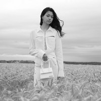 Keindahan fashion show koleksi spring/summer 2021 Jacquemus di tengah landang gandum yang lokasinya berjarak satu jam perjalanan dari kota Paris, Prancis. Fashion show yang digelar di tengah pandemi Corona ini dihadiri para tamu yang menonton dengan tetap menjaga jarak. Foto: Pascal Le Segretain / Getty Images. (16/7/2020).