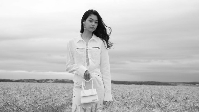 Keindahan fashion show koleksi spring/summer 2021 Jacquemus di tengah landang gandum yang lokasinya berjarak satu jam perjalanan dari kota Paris, Prancis. Fashion show yang digelar di tengah pandemi Corona ini dihadiri para tamu yang menonton dengan tetap menjaga jarak. Foto: Pascal Le Segretain / Getty Images. (16/7/2020).