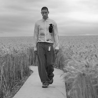 Keindahan fashion show koleksi spring/summer 2021 Jacquemus di tengah landang gandum yang lokasinya berjarak satu jam perjalanan dari kota Paris, Prancis. Fashion show yang digelar di tengah pandemi Corona ini dihadiri para tamu yang menonton dengan tetap menjaga jarak. Foto: Pascal Le Segretain / Getty Images. (16/7/2020).