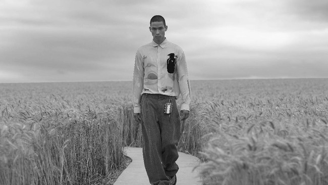 Keindahan fashion show koleksi spring/summer 2021 Jacquemus di tengah landang gandum yang lokasinya berjarak satu jam perjalanan dari kota Paris, Prancis. Fashion show yang digelar di tengah pandemi Corona ini dihadiri para tamu yang menonton dengan tetap menjaga jarak. Foto: Pascal Le Segretain / Getty Images. (16/7/2020).