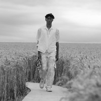 Keindahan fashion show koleksi spring/summer 2021 Jacquemus di tengah landang gandum yang lokasinya berjarak satu jam perjalanan dari kota Paris, Prancis. Fashion show yang digelar di tengah pandemi Corona ini dihadiri para tamu yang menonton dengan tetap menjaga jarak. Foto: Pascal Le Segretain / Getty Images. (16/7/2020).