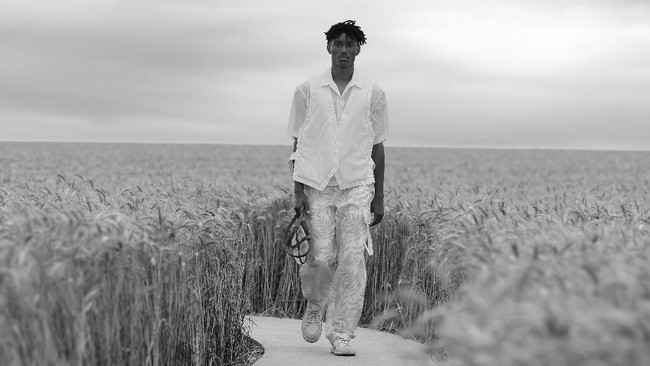 Keindahan fashion show koleksi spring/summer 2021 Jacquemus di tengah landang gandum yang lokasinya berjarak satu jam perjalanan dari kota Paris, Prancis. Fashion show yang digelar di tengah pandemi Corona ini dihadiri para tamu yang menonton dengan tetap menjaga jarak. Foto: Pascal Le Segretain / Getty Images. (16/7/2020).