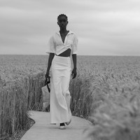 Keindahan fashion show koleksi spring/summer 2021 Jacquemus di tengah landang gandum yang lokasinya berjarak satu jam perjalanan dari kota Paris, Prancis. Fashion show yang digelar di tengah pandemi Corona ini dihadiri para tamu yang menonton dengan tetap menjaga jarak. Foto: Pascal Le Segretain / Getty Images. (16/7/2020).