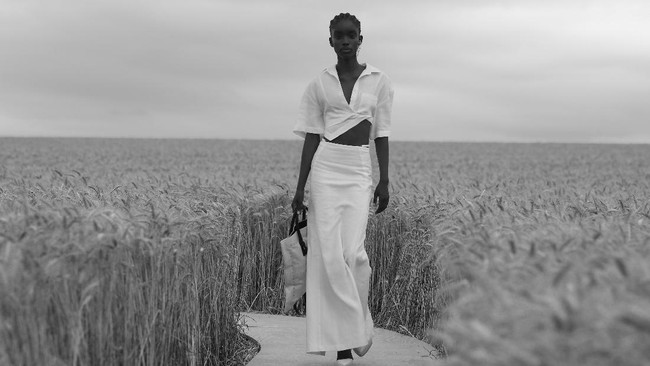 Keindahan fashion show koleksi spring/summer 2021 Jacquemus di tengah landang gandum yang lokasinya berjarak satu jam perjalanan dari kota Paris, Prancis. Fashion show yang digelar di tengah pandemi Corona ini dihadiri para tamu yang menonton dengan tetap menjaga jarak. Foto: Pascal Le Segretain / Getty Images. (16/7/2020).