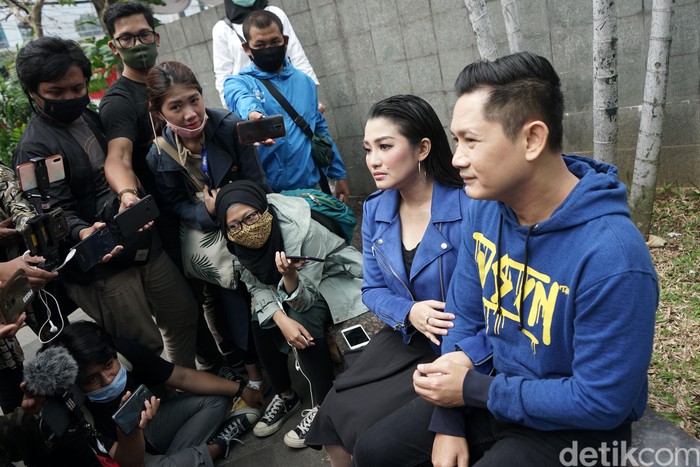 Fitri Carlina dan suami saat ditemui di kawasan Trans TV.
