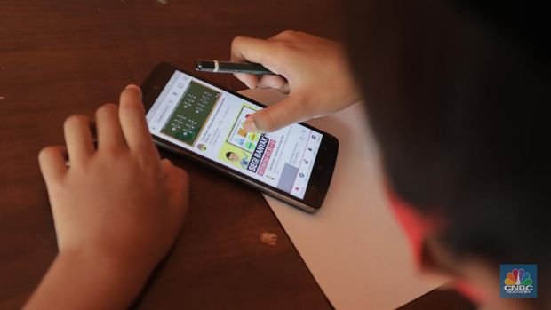 Gerai warung kopi di Tangerang Selatan menyediakan fasilitas internet gratis untuk membantu para pelajar mengikuti belajar daring. Kamis, (30/7/20). (վ/Tri Susilo)Warung kopi (warkop) di kawasan Pondok Aren, Tangerang Selatan, sediakan internet gratis untuk siswa yang kesulitan mengikuti proses belajar daring.Rizki, selaku pemilik warung kopi mengaku tergerak untuk membantu para siswa di sekitar tempat usahanya lantaran banyak yang kesulitan mengikuti kegiatan belajar jarak jauh karena kesulitan membeli kuota internet, atau bahkan hanya memiliki satu ponsel yang digunakan orangtua mereka untuk bekerja.   Kita kan baru mulai hari ini, alhamdulillah cukup tinggi antusiasnya. Karena kebanyakan orangtuanya cuma punya satu ponsel. Kayak yang kerjanya ojol, jadi dibawa buat tarik penumpang,