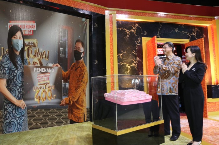 Direktur Utama Bank Mega Kostaman Thayib (kedua kanan) didampingi oleh Direktur Consumer Banking Bank Mega Diza Larentie (kanan), menyaksikan melalui video conference penyerahan pemenang hadiah grand prize undian program tabungan ”Kejutan Di Rumah Bareng Mega” kepada 2 orang pemenang, yang masing-masing dilakukan di Kantor Wilayah Surabaya dan Semarang.  Kedua pemenang yang beruntung merupakan nasabah KCP Klaten dan KC Jombang dan mendapatkan uang tunai sebesar Rp800 juta.