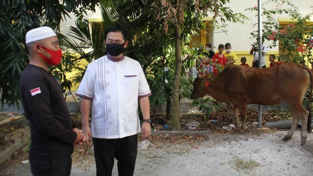 Walkot Banjarmasin Ibnu Sina menyumbangkan sapi kurban untuk warga Jalan Kelayan A, Gang Sederhana, Banjarmasin Tengah, Kamis (30/7/2020).