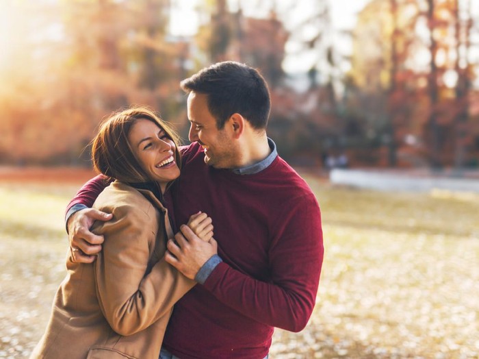 Ilustrasi pasangan suami istri Couple in love hugging and enjoying at public park in autumn