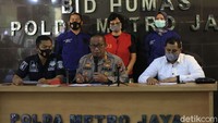 Pantuan detikcom di Mapolda Metro Jaya, Jakarta, Kamis (30/7/2020) sore, pelaku tersebut merupakan seorang ibu berumur paruh baya. 