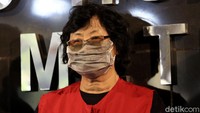 Pelaku tersebut menggunakan kaus berwarna hitam dengan ditutupi satu rompi berwarna merah dengan bertuliskan nomor 03.