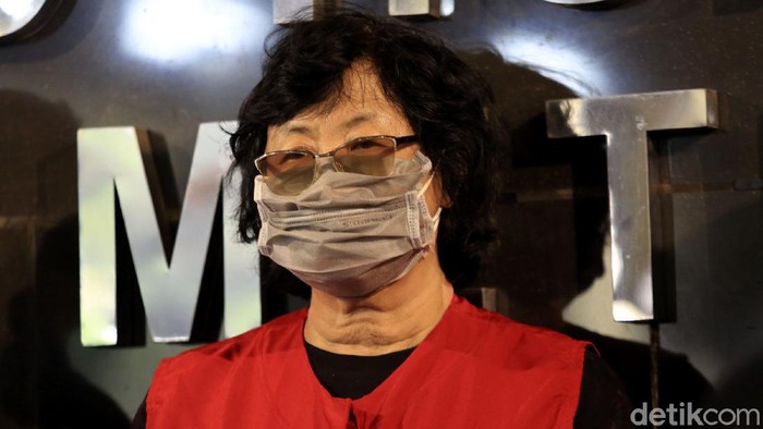 Dua pelaku pencemaran nama baik terhadap Basuki Tjahaja Purnama alias Ahok dibekuk polisi. Satu pelaku kini telah berada di Polda Metro Jaya.