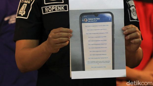 Dua pelaku pencemaran nama baik terhadap Basuki Tjahaja Purnama alias Ahok dibekuk polisi. Satu pelaku kini telah berada di Polda Metro Jaya.