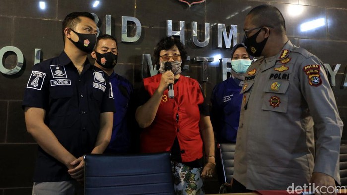 Dua pelaku pencemaran nama baik terhadap Basuki Tjahaja Purnama alias Ahok dibekuk polisi. Satu pelaku kini telah berada di Polda Metro Jaya.