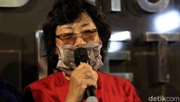 KS tampak memberikan pernyataan kepada awak media saat dihadirkan dalam konferensi pers terkait penangkapan dirinya yang diketahui melakukan pencemaran nama baik terhadap Basuki Tjahaja Purnama alias Ahok lewat akun media sosial.
