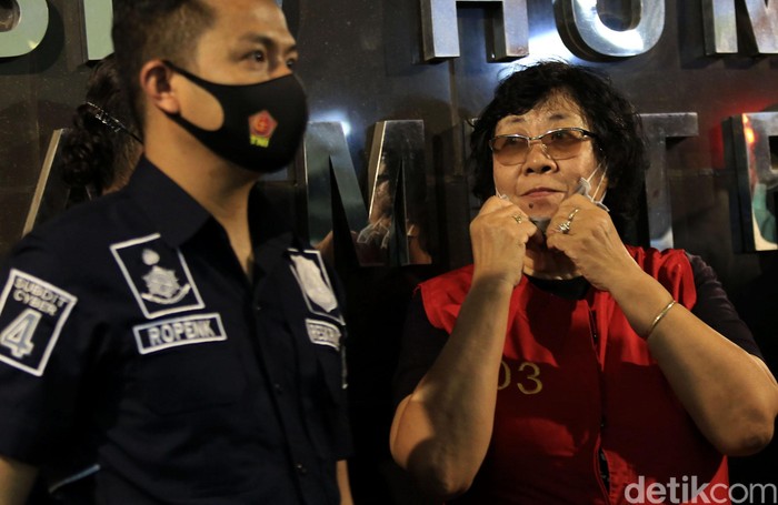 Dua pelaku pencemaran nama baik terhadap Basuki Tjahaja Purnama alias Ahok dibekuk polisi. Satu pelaku kini telah berada di Polda Metro Jaya.