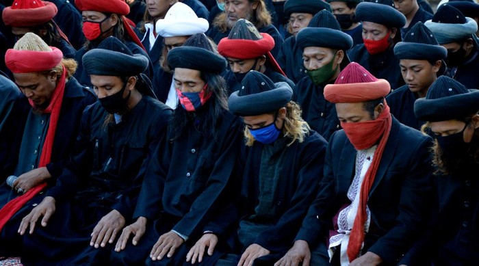 JAMAAH AN NADZIR RAYAKAN IDUL ADHA LEBIH AWAL Jamaah An Nadzir melaksanakan shalat Idul Adha di Kampung Butta Ejayya, Kecamatan Bontomarannu, Kabupaten Gowa, Sulawesi Selatan, Kamis (30/7/2020). Jamaah An Nadzir merayakan Idul Adha lebih awal dengan berdasar pada pengamatan tanda alam, sementara pemerintah menetapkan Idul Adha 1441 Hijriyah pada Hari Sabtu (31/7/2020). ANTARA FOTO/Abriawan Abhe/nz