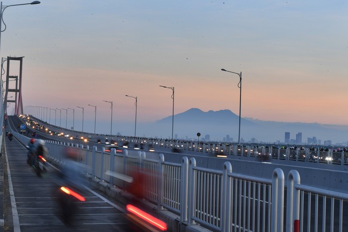 Gerbang Tol Jembatan Suramadu arah dari Surabaya menuju Madura dipadati pemotor yang hendak mudik jelang Idul Adha.