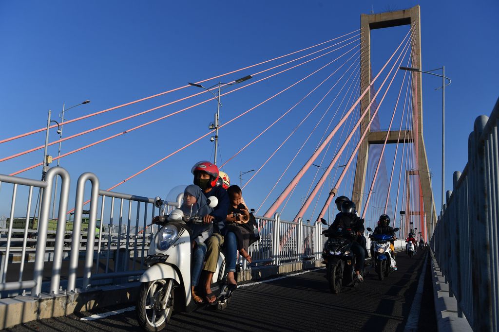 Gerbang Tol Jembatan Suramadu arah dari Surabaya menuju Madura dipadati pemotor yang hendak mudik jelang Idul Adha.