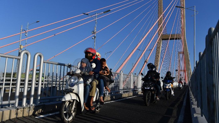 Gerbang Tol Jembatan Suramadu arah dari Surabaya menuju Madura dipadati pemotor yang hendak mudik jelang Idul Adha.
