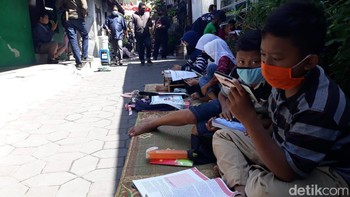 Warga memasang 1 unit pemancar internet dengan jangkauan 100 meter. (Pradito Rida Pertana/detikcom)