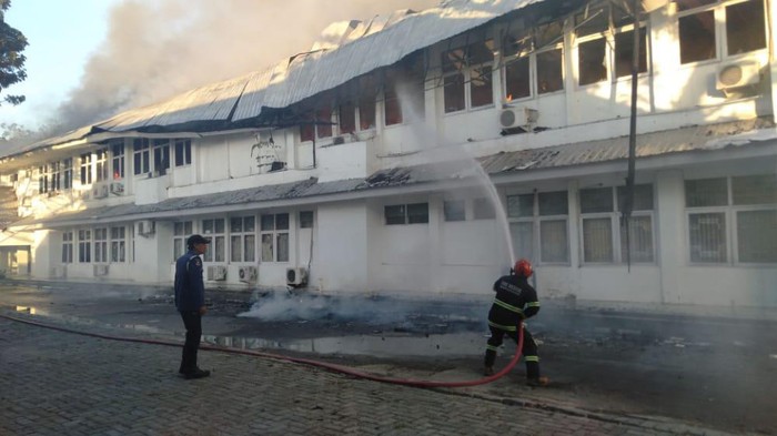 Kantor Dinas Kesehatan Sulsel terbakar.