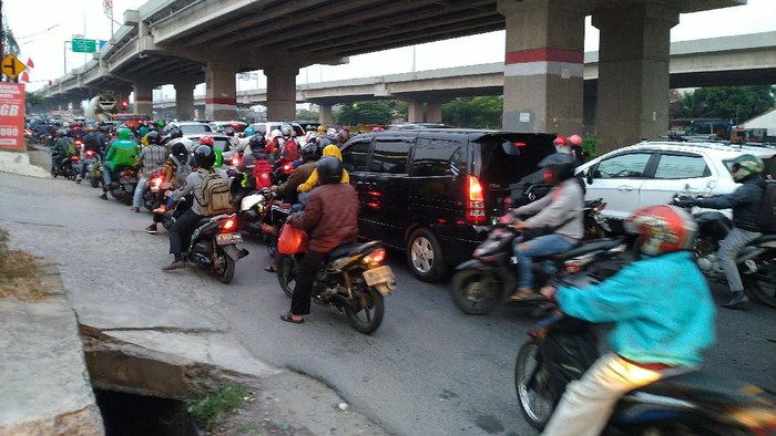 Kepadatan di Jalan Raya Kalimalang saat arus mudik Idul Adha.