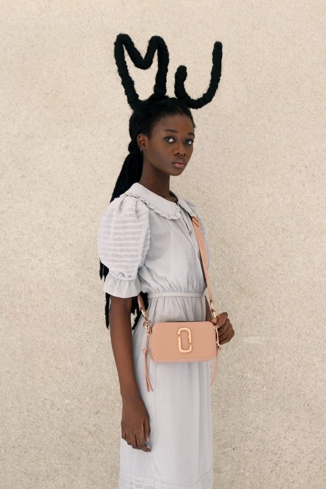 Wanita yang sudah memiliki lebih dari 348 ribu pengikut di Instagram itu juga mengunggah foto-foto kolaborasinya bersama Marc Jacobs di Instagram pribadinya. Ada yang dibentuk seperti seekor anjing yang akan keluar dari dalam tas, huruf inisial MJ, dan juga tangan. Foto: Instagram @laetitiaky