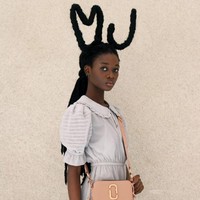 Wanita yang sudah memiliki lebih dari 348 ribu pengikut di Instagram itu juga mengunggah foto-foto kolaborasinya bersama Marc Jacobs di Instagram pribadinya. Ada yang dibentuk seperti seekor anjing yang akan keluar dari dalam tas, huruf inisial MJ, dan juga tangan. Foto: Instagram @laetitiaky