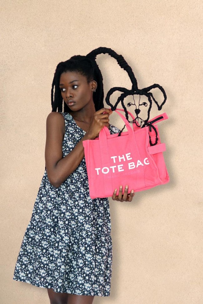 Berkat hasil karyanya yang unik, Laetitia mulai dilirik oleh desainer Marc Jacobs. Perusahaan fashion itu meminta Laetitia untuk mempromosikan tiga tas keluaran terbarunya. Menurut penuturan Laetitia, kerjasamanya itu seperti mimpi yang menjadi kenyataan. Foto: Instagram @laetitiaky