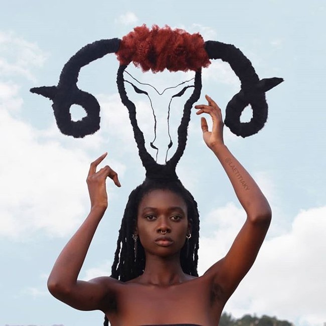 Laetitia biasa menjadikan rambutnya seperti layaknya patung yang bisa dibentuk-bentuk sesuai dengan keinginannya. Tidak hanya dengan menggunakan rambut pribadinya, terkadang Laetitia juga memakai sambungan rambut, benang, dan kabel untuk membentuk karya-karyanya itu. Foto: Instagram @laetitiaky